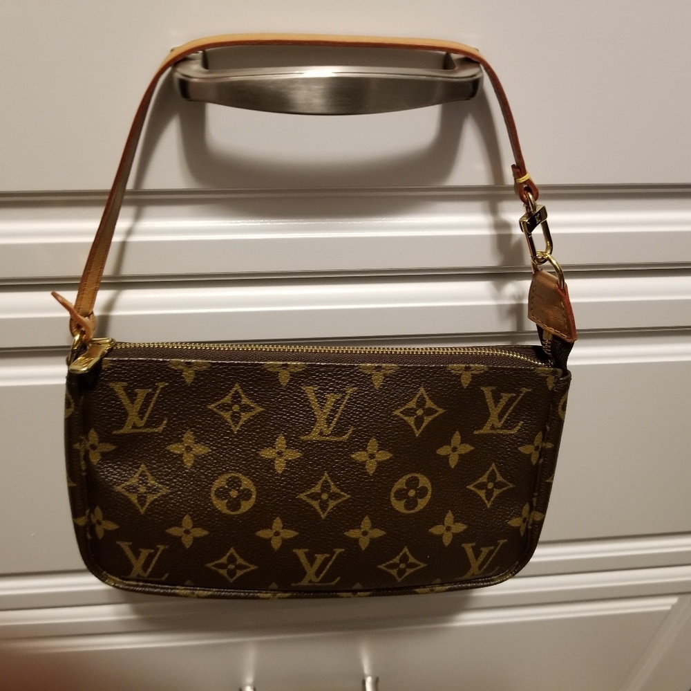 Preowned Louis Vuitton Pochette